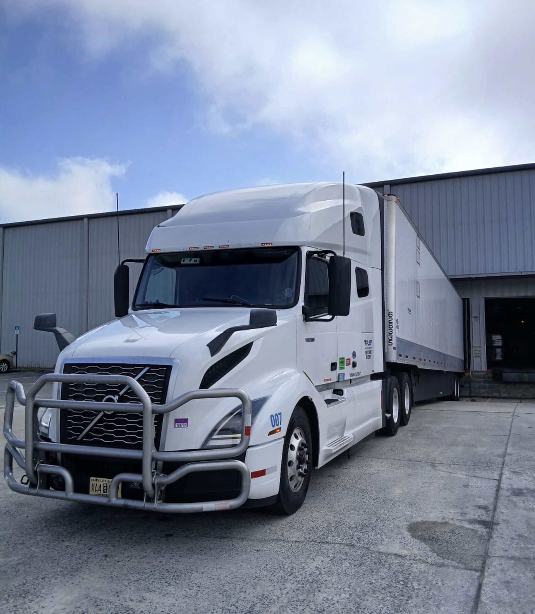 Family-owned trucking company in Miami – Pro Logistics Services Inc with semi trucks